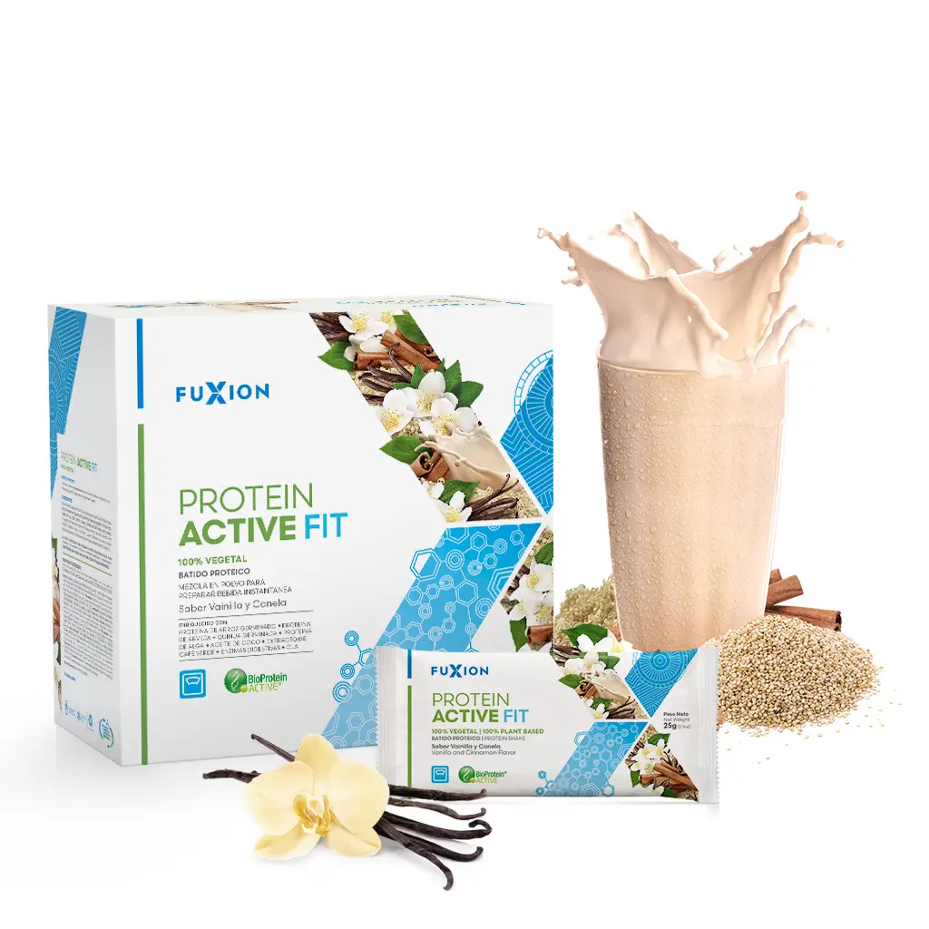 Vaso de batido BioPro+ Fit sabor vainilla-canela preparado en shaker con hielo.