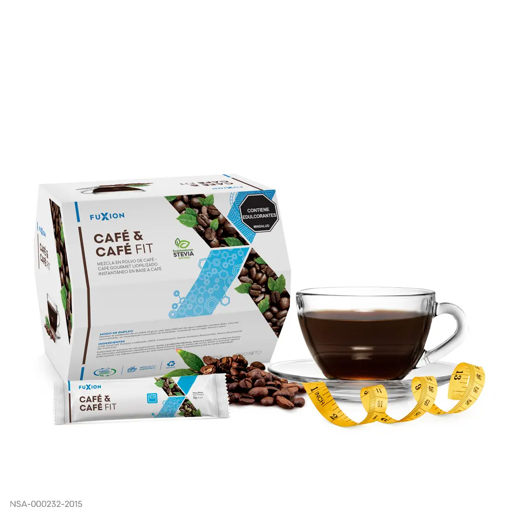 Taza de Café & Café Fit caliente humeante servido en el desayuno para controlar el apetito.