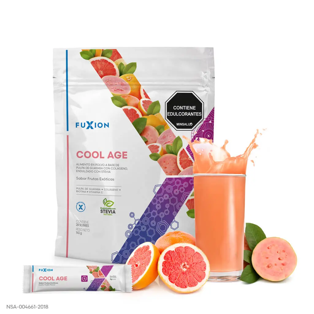 Vaso de Cool Age preparado sabor guayaba refrescante con hielo, ideal para regenerar colágeno.