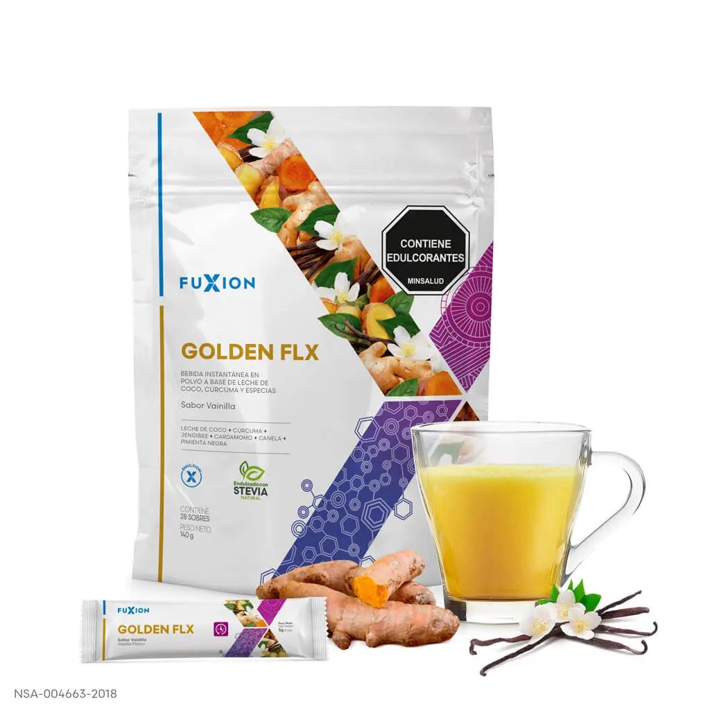 Taza de leche dorada Golden Flx tibia y espumosa, ideal para desinflamar y aliviar el dolor articular.