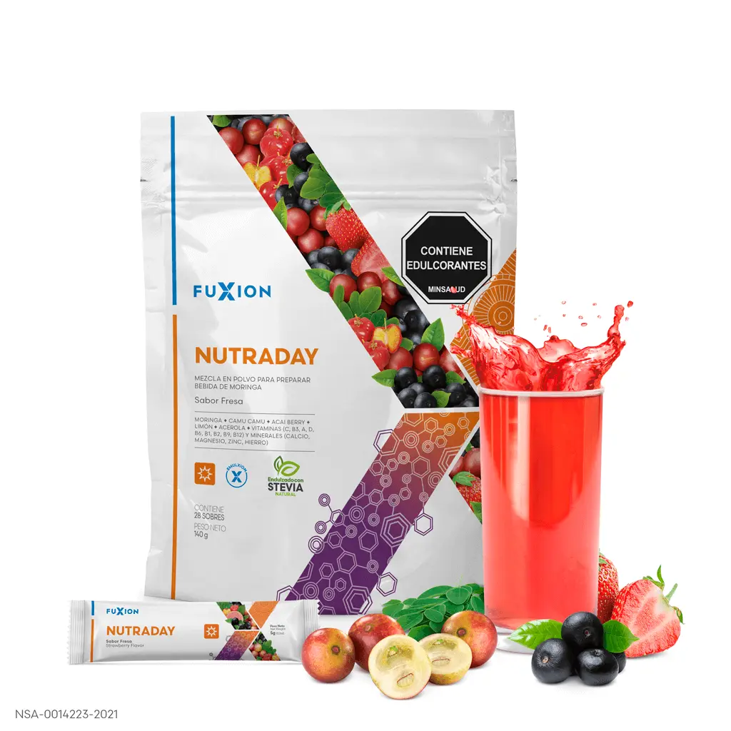 Vaso de NutraDay preparado color rojo fresa, ideal para fortalecer las defensas familiares.