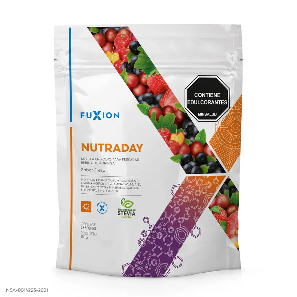 Caja y sobres oficiales de NutraDay de FuXion, multivitamínico natural con moringa.