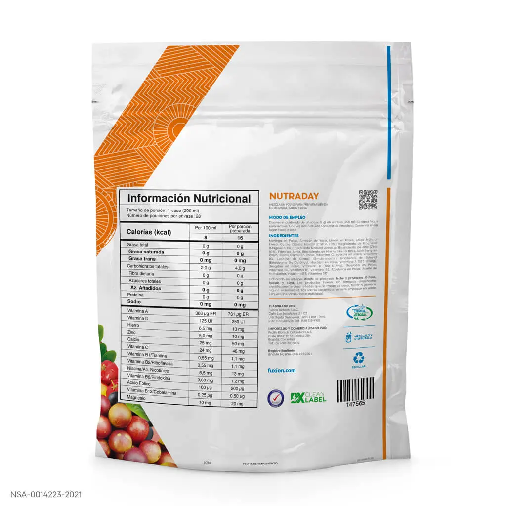 Ingredientes naturales de NutraDay: hojas puras de moringa, fresas frescas y acerola.