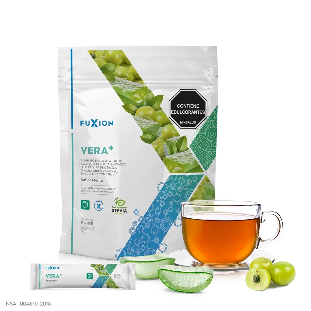 Vaso de Vera+ preparado sabor menta refrescante, ideal para fortalecer el sistema inmunológico.