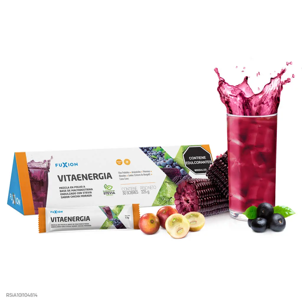 Vaso de Vitaenergía preparado color chicha morada, rico en antioxidantes y vitaminas.